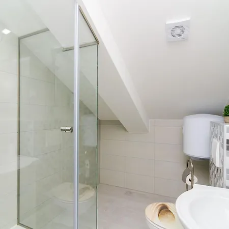 Donita - Comfort Two Bedroom With Balcony And Sea View *