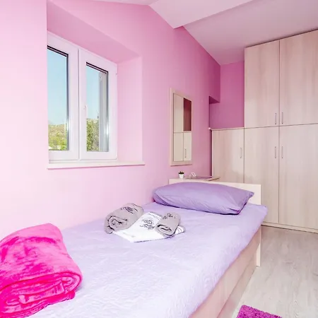 Donita - Comfort Two Bedroom With Balcony And Sea View