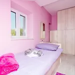 Donita - Comfort Two Bedroom With Balcony And Sea View