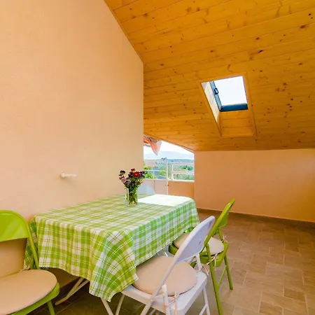 Donita - Comfort Two Bedroom With Balcony And Sea View