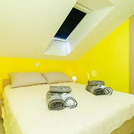 Donita - Comfort Two Bedroom With Balcony And Sea View