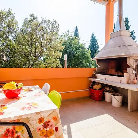 Donita - Comfort Two Bedroom With Balcony And Sea View