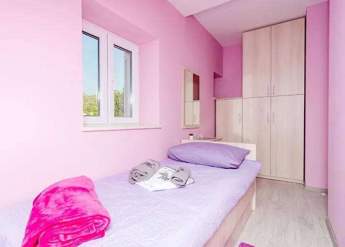 Donita - Comfort Two Bedroom With Balcony And Sea View