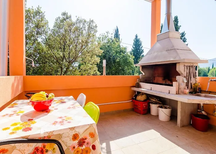 Donita - Comfort Two Bedroom With Balcony And Sea View